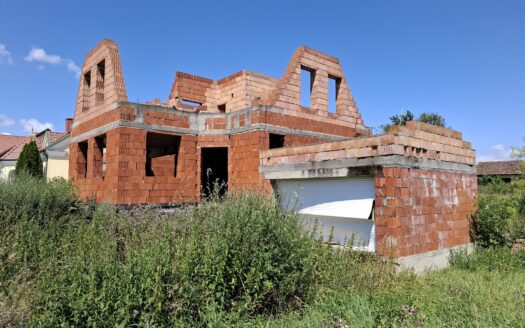 Aufgeschlossenes Baugrundstück mit Rohbau und bewilligtem Einreichplan in Röhrabrunn