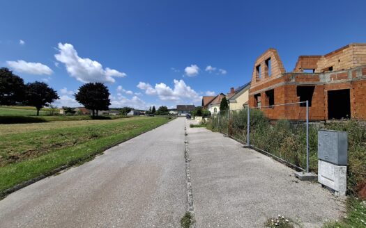 Aufgeschlossenes Baugrundstück mit Rohbau und bewilligtem Einreichplan in Röhrabrunn