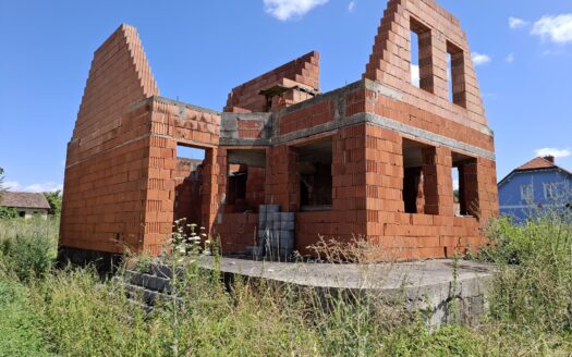 Aufgeschlossenes Baugrundstück mit Rohbau und bewilligtem Einreichplan in Röhrabrunn