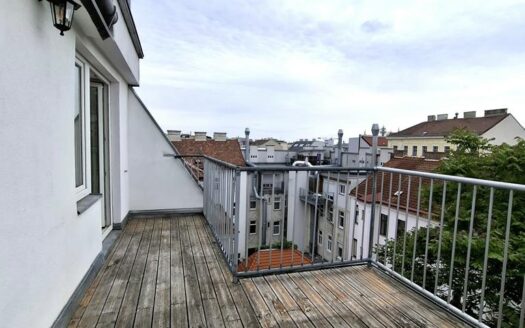 Helle Dachgeschoss-Maisonette mit zwei sonnigen Dachterrassen und Fernblick