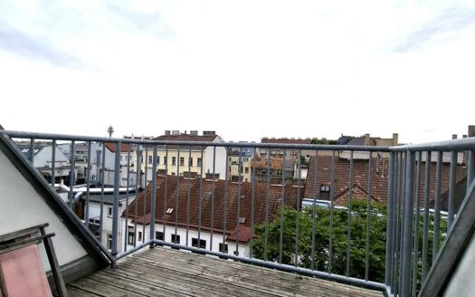 Helle Dachgeschoss-Maisonette mit zwei sonnigen Dachterrassen und Fernblick