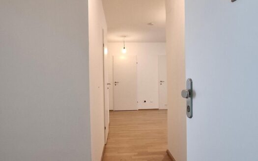 Urbaner Komfort trifft naturnahes Wohnen – Großzügige Wohnung mit Loggia & Garage!